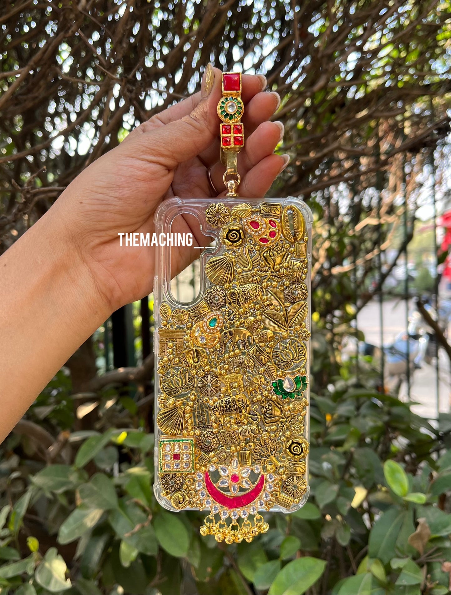 Full Gold With Red Petch With Saree Hook Phone Case