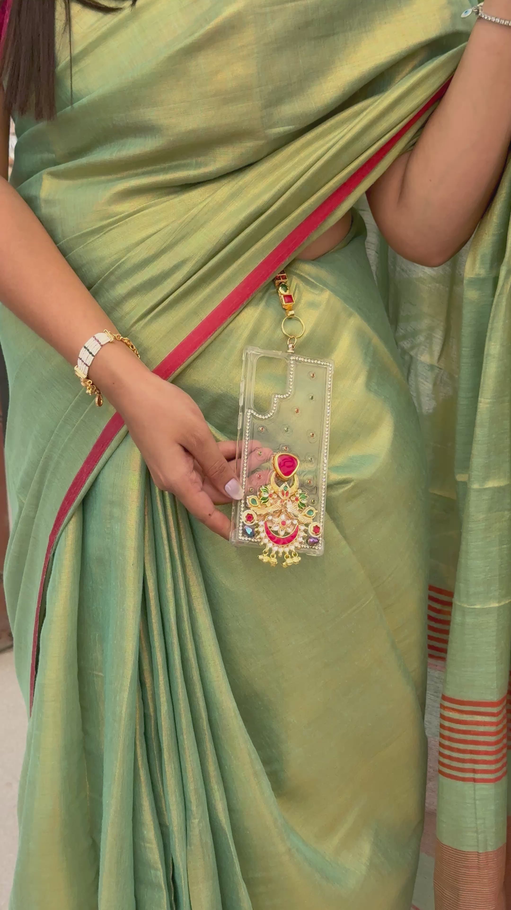 Minimal Vintage Case With Saree Hook